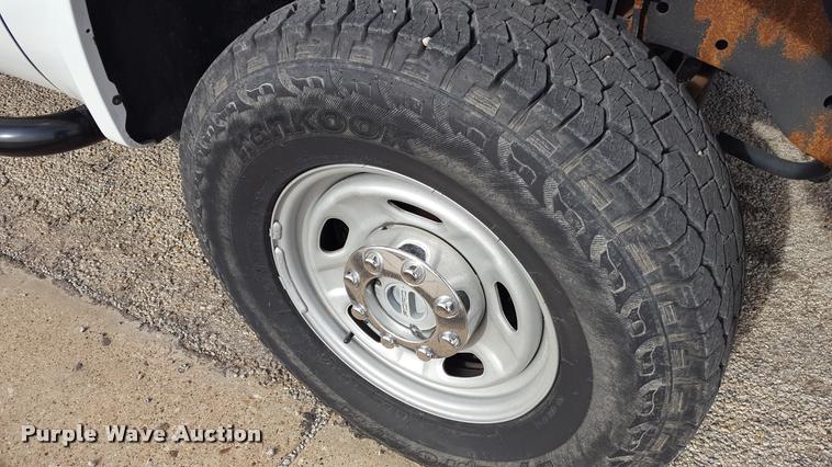 image for item L1726 2010 Ford F250 Super Duty SuperCab flatbed pickup truck