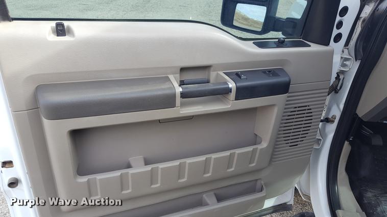 image for item L1726 2010 Ford F250 Super Duty SuperCab flatbed pickup truck