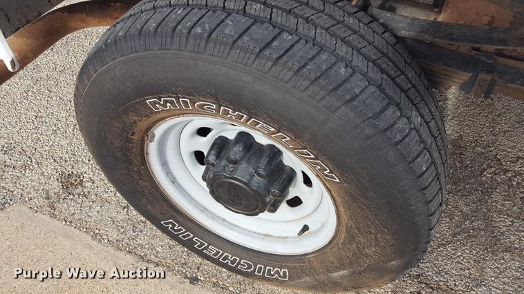 image for item L1727 2002 Ford F250 Super Duty utility truck