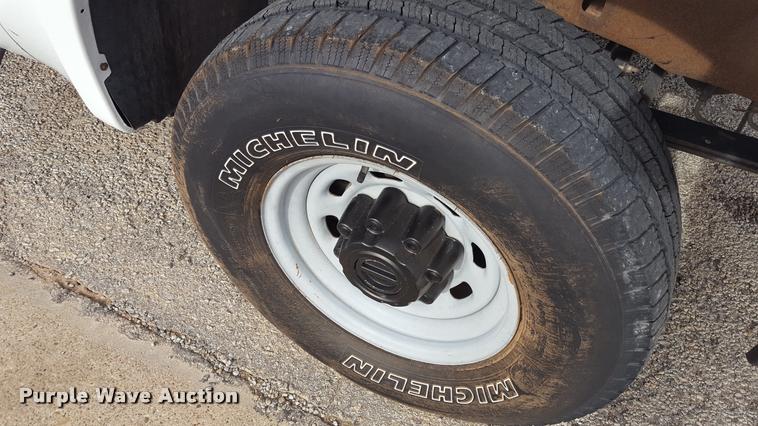 image for item L1727 2002 Ford F250 Super Duty utility truck