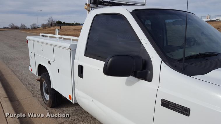 image for item L1727 2002 Ford F250 Super Duty utility truck