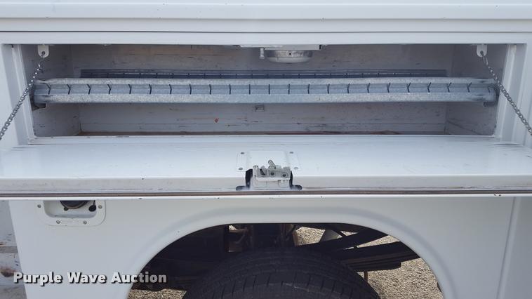 image for item L1727 2002 Ford F250 Super Duty utility truck