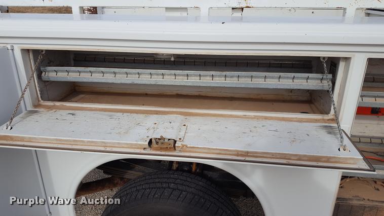 image for item L1727 2002 Ford F250 Super Duty utility truck