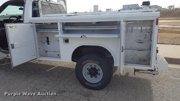 image for item L1727 2002 Ford F250 Super Duty utility truck