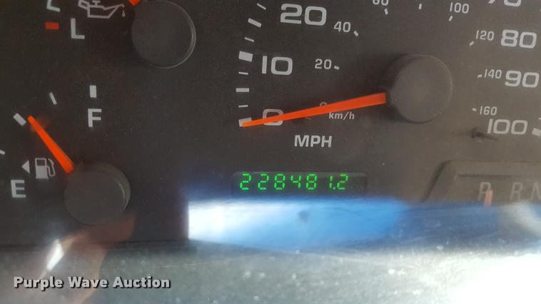 image for item L1727 2002 Ford F250 Super Duty utility truck