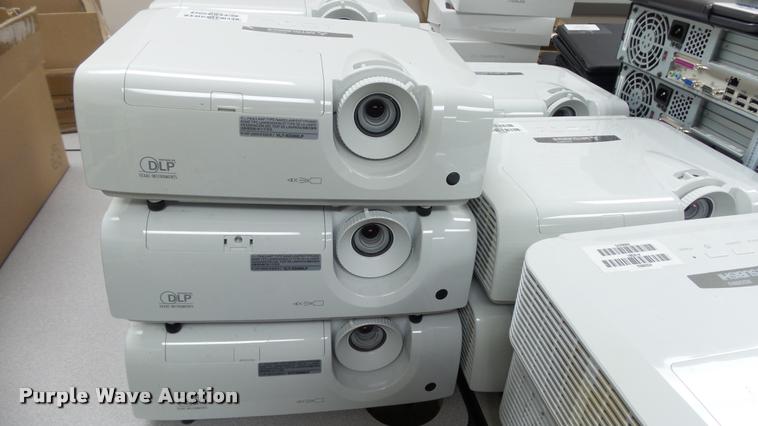 image for item BU9186 (12) Mitsubishi XD280U DLP projectors