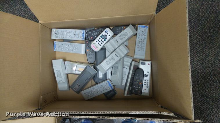 image for item BU9186 (12) Mitsubishi XD280U DLP projectors