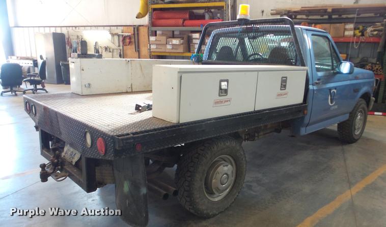 image for item BU9252 1997 Ford F250 flatbed pickup truck