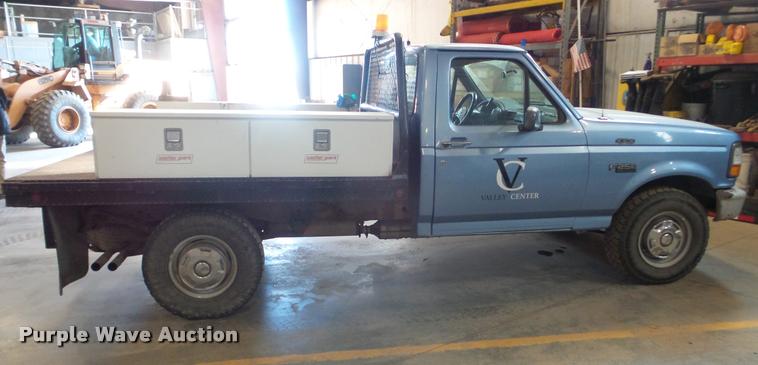 image for item BU9252 1997 Ford F250 flatbed pickup truck