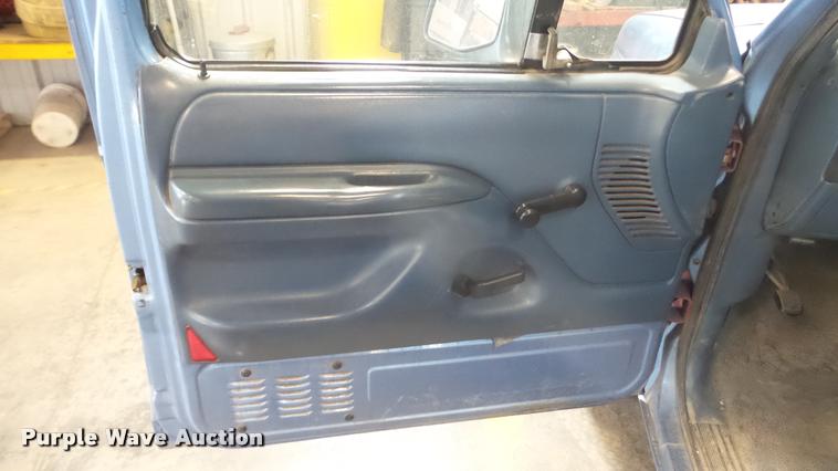 image for item BU9252 1997 Ford F250 flatbed pickup truck