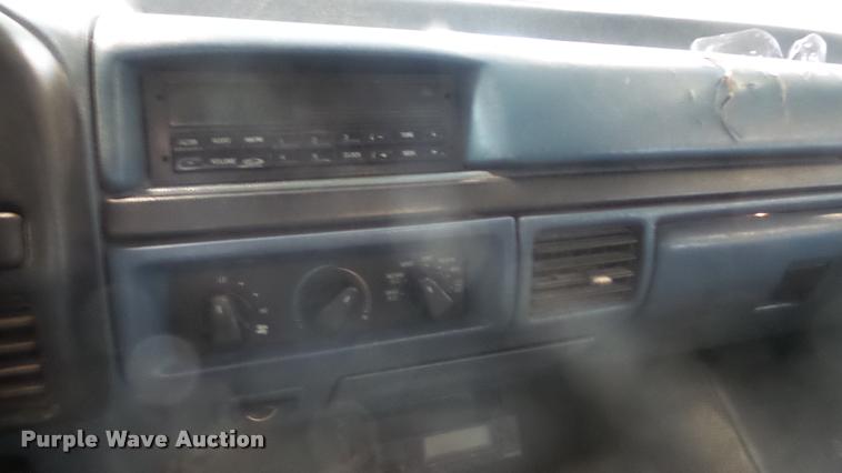 image for item BU9252 1997 Ford F250 flatbed pickup truck