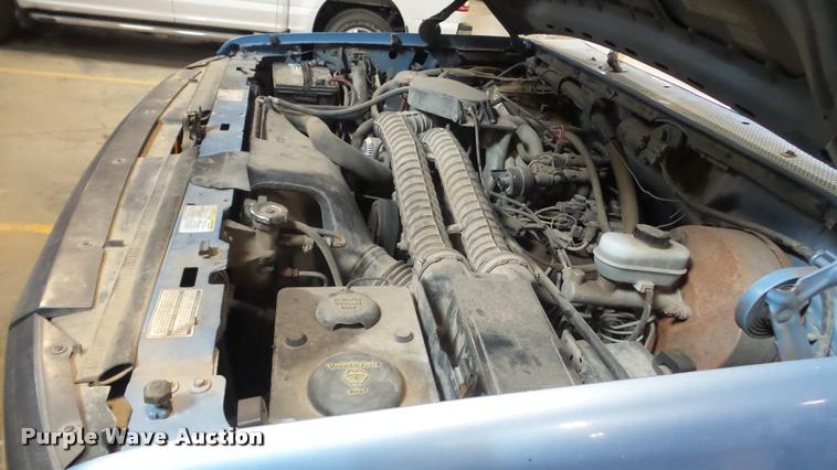 image for item BU9252 1997 Ford F250 flatbed pickup truck