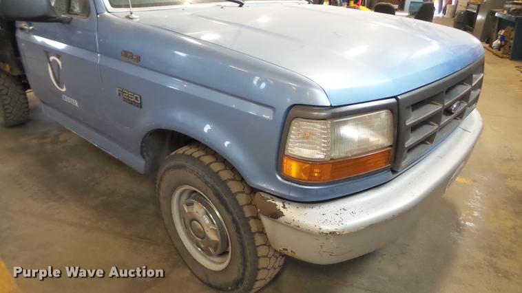 image for item BU9252 1997 Ford F250 flatbed pickup truck