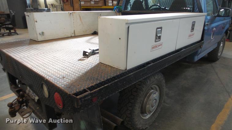 image for item BU9252 1997 Ford F250 flatbed pickup truck