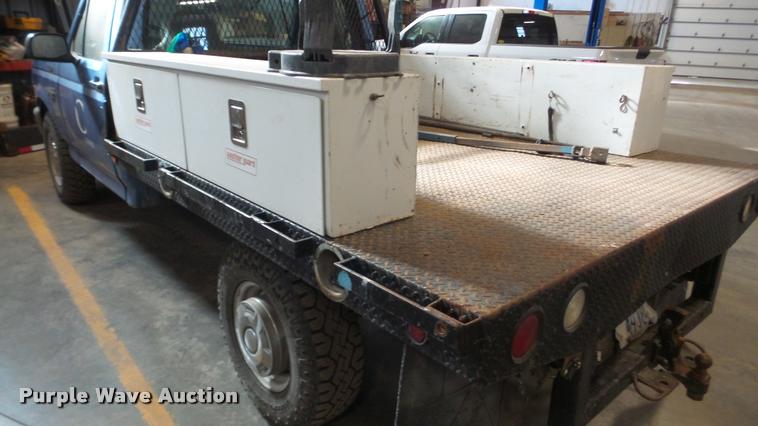 image for item BU9252 1997 Ford F250 flatbed pickup truck
