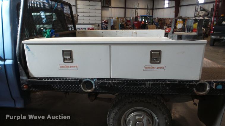 image for item BU9252 1997 Ford F250 flatbed pickup truck