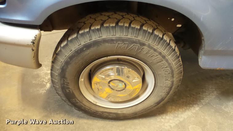 image for item BU9252 1997 Ford F250 flatbed pickup truck