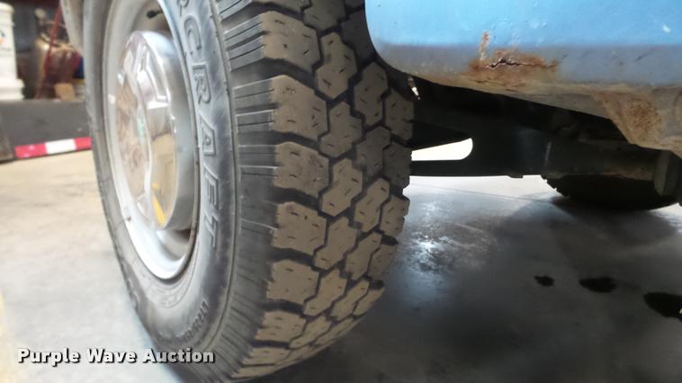 image for item BU9252 1997 Ford F250 flatbed pickup truck