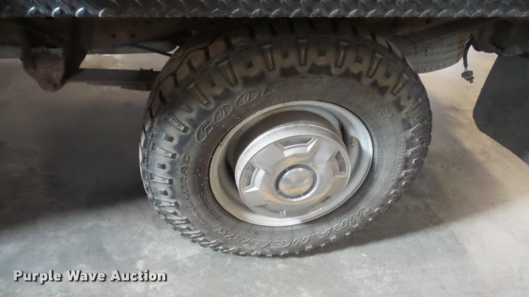 image for item BU9252 1997 Ford F250 flatbed pickup truck