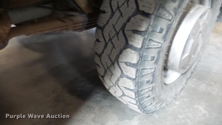 image for item BU9252 1997 Ford F250 flatbed pickup truck