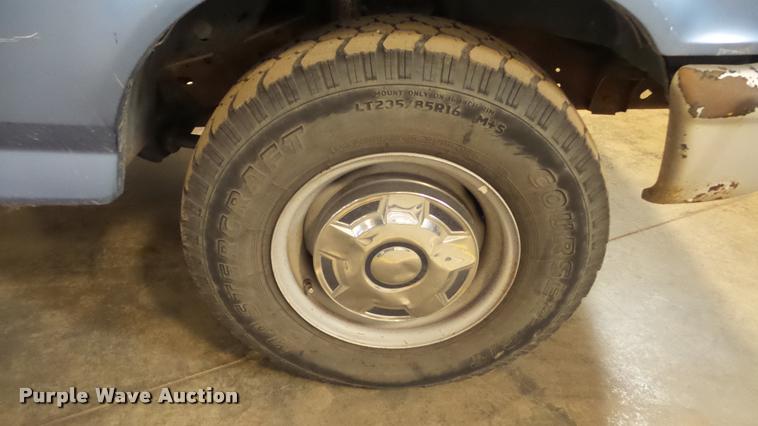 image for item BU9252 1997 Ford F250 flatbed pickup truck