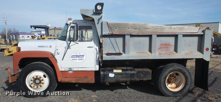 image for item BU9253 1974 International 1700 dump truck