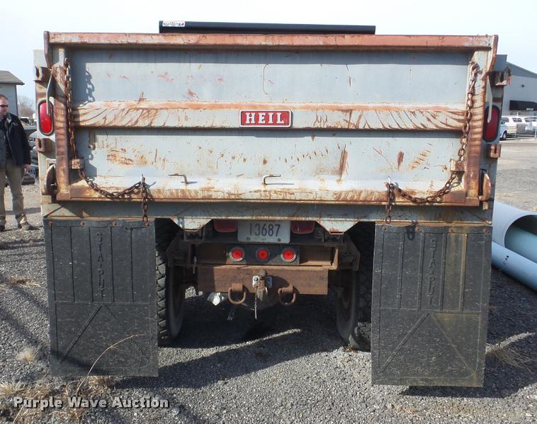 image for item BU9253 1974 International 1700 dump truck