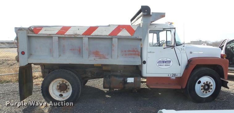 image for item BU9253 1974 International 1700 dump truck