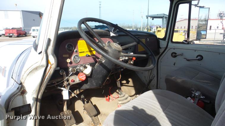 image for item BU9253 1974 International 1700 dump truck