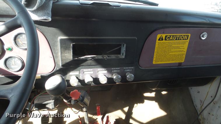 image for item BU9253 1974 International 1700 dump truck