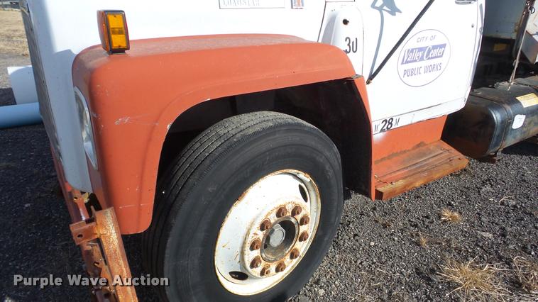 image for item BU9253 1974 International 1700 dump truck