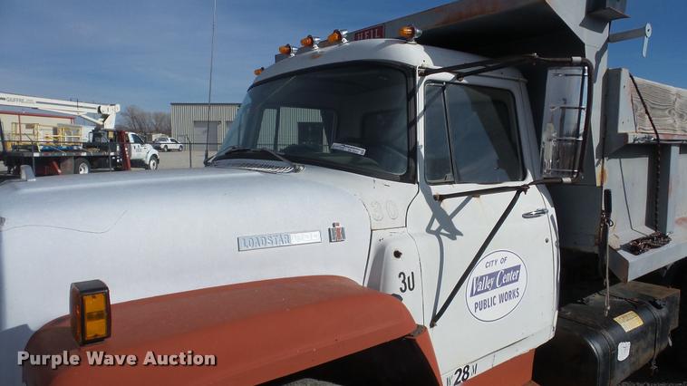 image for item BU9253 1974 International 1700 dump truck