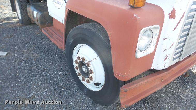 image for item BU9253 1974 International 1700 dump truck