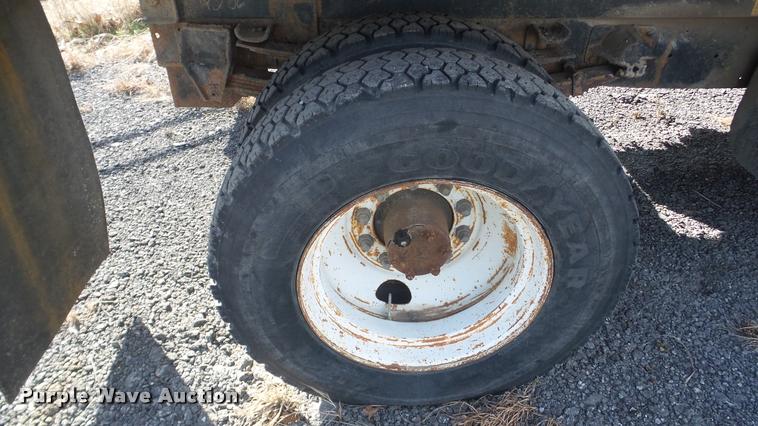 image for item BU9253 1974 International 1700 dump truck