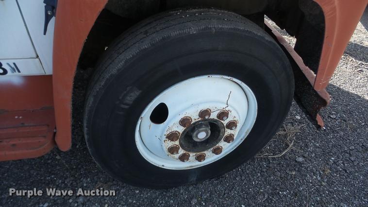 image for item BU9253 1974 International 1700 dump truck