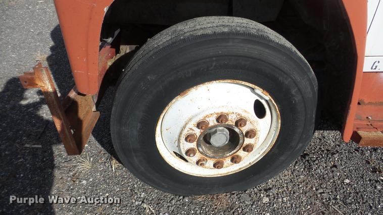 image for item BU9253 1974 International 1700 dump truck