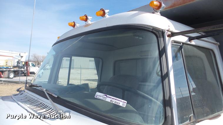 image for item BU9253 1974 International 1700 dump truck