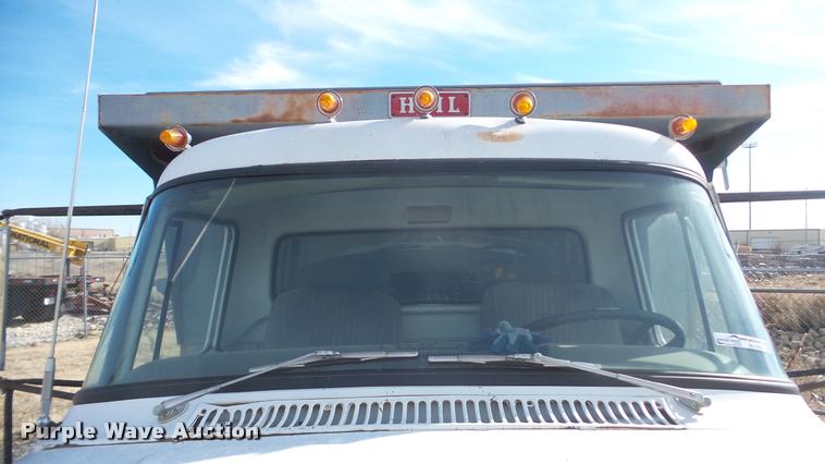 image for item BU9253 1974 International 1700 dump truck