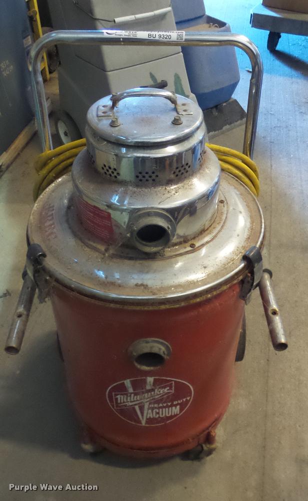 (2) shop vacuums in Hutchinson, KS Item BU9320 sold Purple Wave