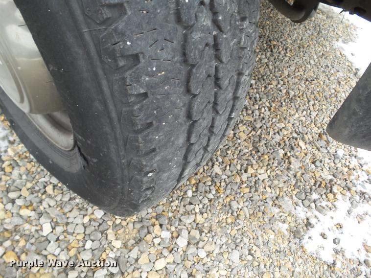 image for item BZ9981 2001 Ford Econoline E350 Super Duty bucket truck