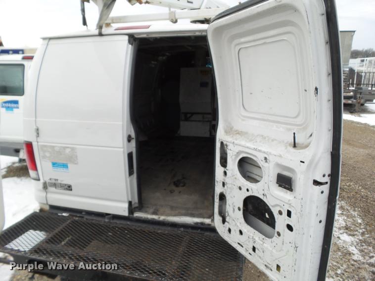 image for item BZ9981 2001 Ford Econoline E350 Super Duty bucket truck