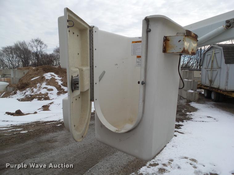 image for item BZ9981 2001 Ford Econoline E350 Super Duty bucket truck