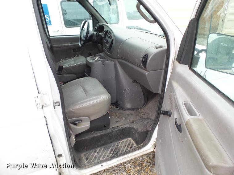 image for item BZ9981 2001 Ford Econoline E350 Super Duty bucket truck