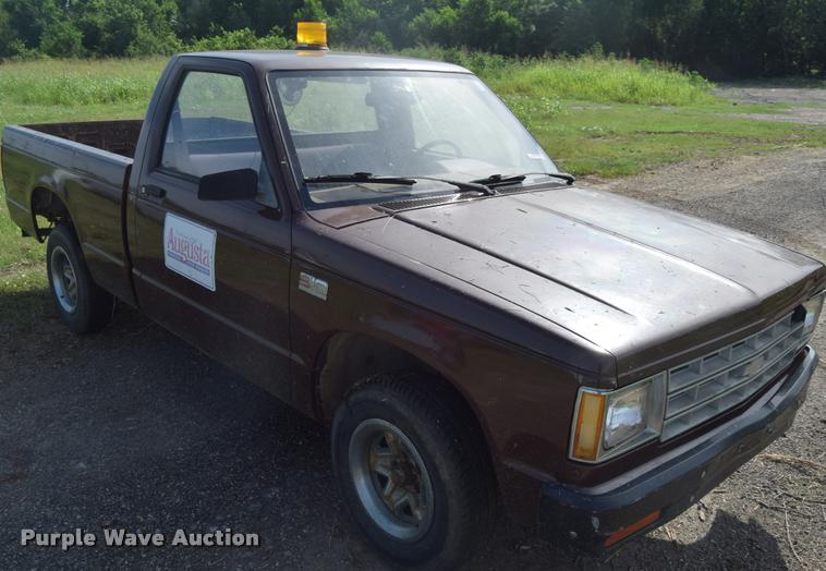 image for item CB9070 1988 Chevrolet S10 pickup truck