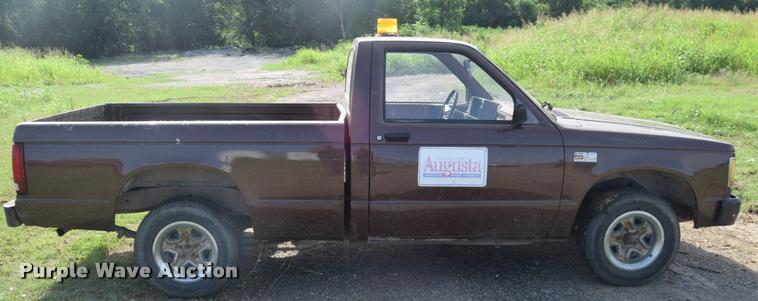 image for item CB9070 1988 Chevrolet S10 pickup truck