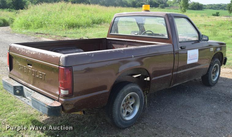 image for item CB9070 1988 Chevrolet S10 pickup truck