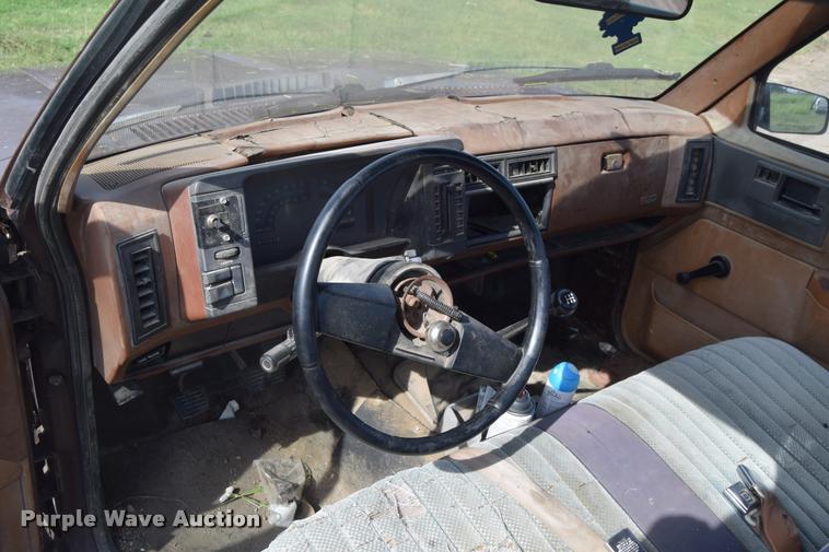image for item CB9070 1988 Chevrolet S10 pickup truck