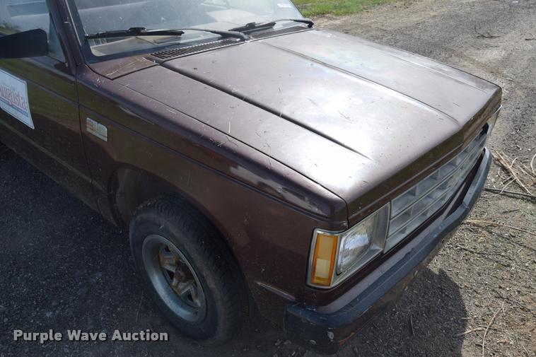 image for item CB9070 1988 Chevrolet S10 pickup truck