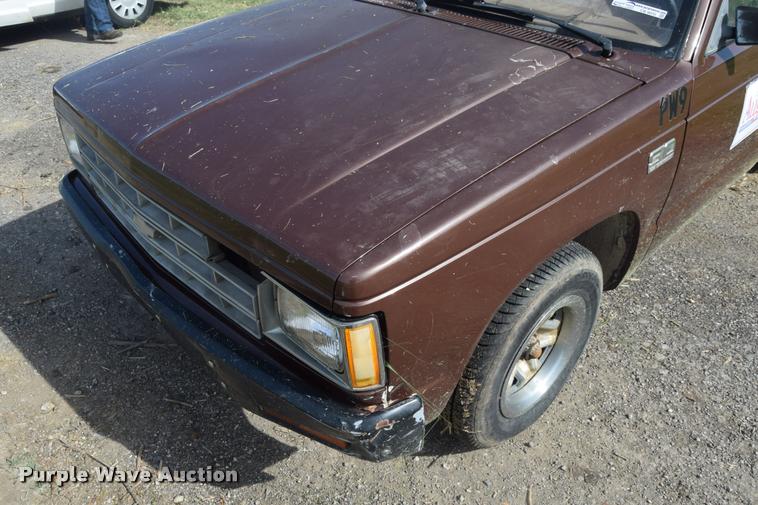 image for item CB9070 1988 Chevrolet S10 pickup truck
