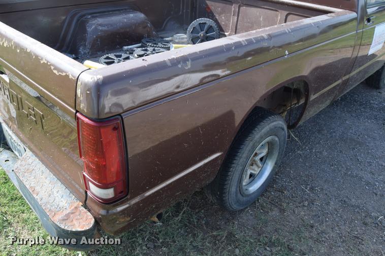 image for item CB9070 1988 Chevrolet S10 pickup truck